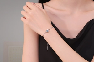 Gros plan d'un bracelet cœur en argent S925 avec une pierre de moissanite de 1ct