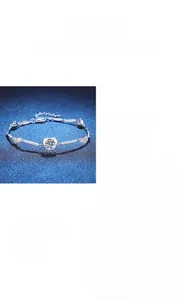 Détail macro d'une pierre moissanite taille cœur sur un bracelet en argent sterling poli