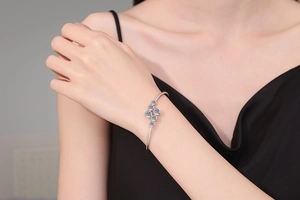 Dettaglio ravvicinato del bracciale Moissanite con sei pietre rotonde incastonate