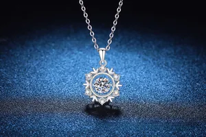 Vue macro du pendentif flocon en argent S925 avec moissanite sur fond bleu foncé profond