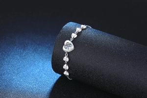 Makroaufnahme von S925 Sterling Silber Herz Armband mit funkelndem Moissanit Mittelstein