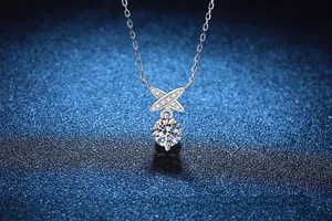 Vue macro du pendentif nœud en argent S925 avec moissanite sur fond bleu étoilé
