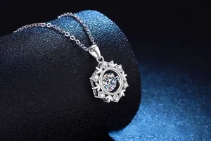 Vue macro d'un pendentif flocon de neige en argent S925 orné d'une pierre de moissanite