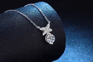 Détail du collier pendentif étoile en argent S925 avec moissanite sur présentoir bleu