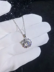Détail d'un pendentif flocon en argent sterling avec une grande moissanite centrale