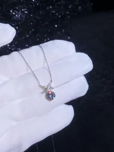 Détail macro du pendentif étoile en argent sterling S925 avec pierre moissanite ronde