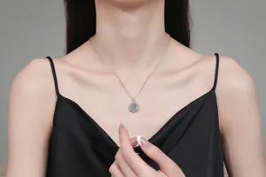 Gros plan du pendentif flocon de neige en argent S925 avec moissanite sur un modèle