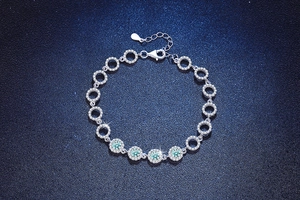 Détail du bracelet en argent S925 avec moissanite vert menthe et fermoir homard