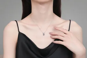 Détail du pendentif flocon en argent S925 avec une pierre de moissanite bleue