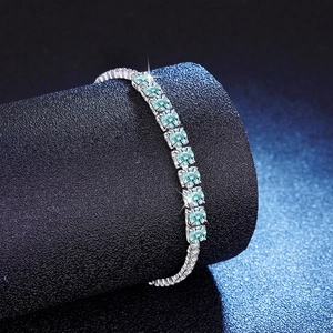 Elegantes S925 Sterlingsilber Tennisarmband mit hellblauen Moissanit-Steinen im Verlauf