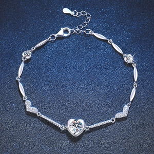 Bracelet en argent sterling S925 avec moissanite en forme de cœur sur fond étoilé