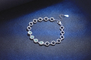 Vue détaillée du bracelet en argent S925 avec cinq pierres de moissanite bleu clair