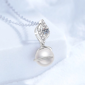 Collier en argent 925 avec perle blanche et moissanite sur une surface de cristal