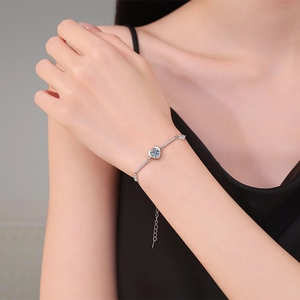 Bracelet coeur élégant en argent sterling S925 avec moissanite de 1 carat sur un mannequin