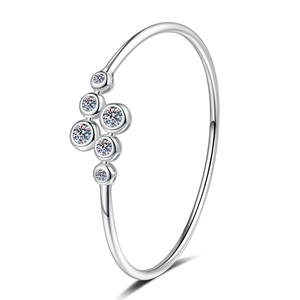Bracciale rigido a bolle in moissanite argento con zirconi scintillanti su sfondo bianco