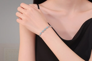 Détail d'un bracelet en argent S925 avec moissanite bleu ciel sertie d'un halo brillant