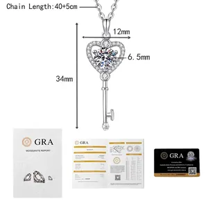 Détail du pendentif clé en argent S925 avec moissanite de 1ct et son certificat GRA
