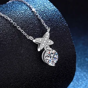 Collier en argent S925 avec pendentif noeud en moissanite sur surface noire chic