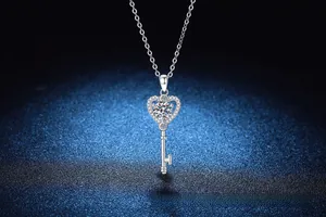 Détail macro du pendentif clé en forme de cœur en argent S925 avec moissanite