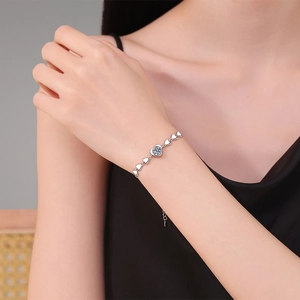 Armband aus S925 Sterlingsilber mit Herzgliedern und einem 1 Karat Moissanit Stein für Damen