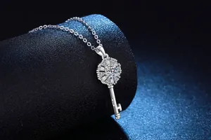 Makroaufnahme der S925 Silber Schlüsselkette mit funkelnden Sonnenblumen-Moissanit-Steinen