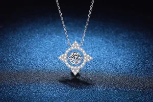 Gros plan du pendentif trèfle à quatre feuilles en argent S925 avec moissanite brillante