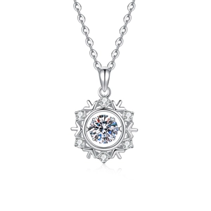 Collier flocon de neige en argent S925 avec une pierre moissanite dansante sur fond blanc