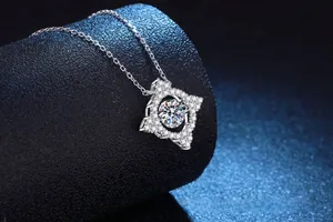 Gros plan d'un pendentif trèfle en argent S925 avec pierre de moissanite étincelante