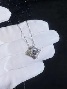 Détail du pendentif étoile en argent sterling S925 avec pierre de moissanite brillante