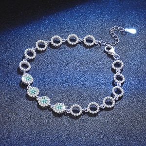 Bracelet S925 en argent sterling avec moissanite et gemmes vertes sur fond bleu