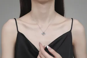 Détail du collier trèfle à quatre feuilles en argent S925 sur le cou d'un mannequin