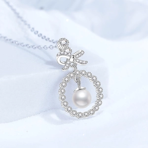 S925 silver necklace featuring a bow pendant with moissanite and a round freshwater pearl