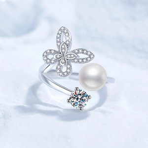 Bague réglable en argent 925 avec perle d'eau douce et motif papillon en moissanite