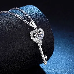 Collier en argent sterling S925 avec pendentif clé en forme de cœur et pierre Moissanite