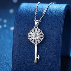 Elegante S925 Sterlingsilber Schlüsselkette mit Moissanit-Steinen und feiner Halskette