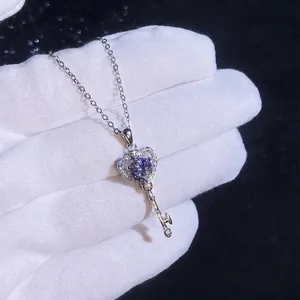 Collier avec pendentif clé en forme de cœur en argent S925 et pierre de moissanite bleue