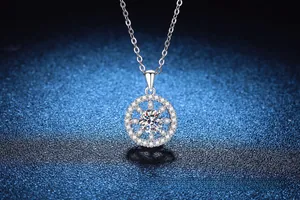 Gros plan du pendentif soleil en argent avec une moissanite d'un carat et détails