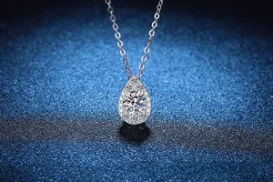 Détail du collier moissanite 1ct avec halo en forme de poire et chaîne en argent sterling 925