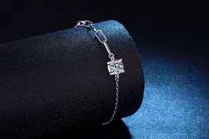 Makro-Detail von S925 Silberarmband mit brillantem 1ct Moissanit in klassischer Vier-Krallen-Fassung