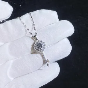 S925 Sterlingsilber Schlüsselkette mit funkelndem Moissanit-Blumenanhänger im Detail