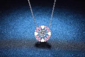 Detail der S925 Silberkette mit tanzendem Herz, rosa Steinen und rundem Moissanit