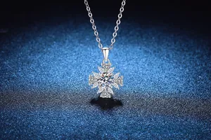 Gros plan du pendentif tournesol en argent S925 avec moissanite sur fond bleu texturé