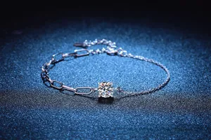 Makroaufnahme von 925er Sterlingsilber Armband mit funkelndem Moissanit in 4-Krallen