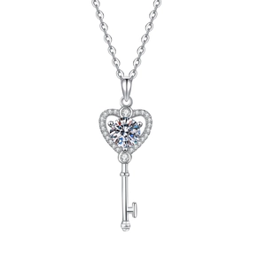 Collier pendentif clé en cœur en argent S925 avec moissanite 1ct sur fond blanc minimaliste