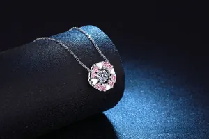 Makroaufnahme von S925 Sterlingsilber Herzanhänger mit rosa und weißen Moissanit-Steinen