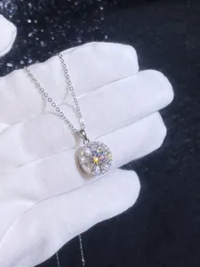 Gros plan du pendentif soleil en Moissanite argentée avec micro-pavé de diamants brillants