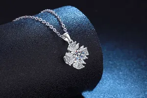 Détail macro du pendentif tournesol en argent S925 avec moissanite étincelante de 1 carat