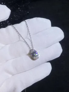 Vue macro du pendentif moissanite 1ct taille poire avec halo en argent sterling 925
