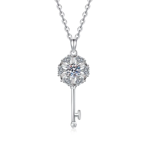 Funkelnde S925 Sterlingsilber Schlüsselkette Anhänger mit Moissanit-Cluster-Akzenten