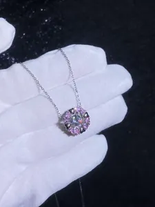 Detailaufnahme des Moissanit Herzanhängers mit rosa Steinen an einer feinen Silberkette
